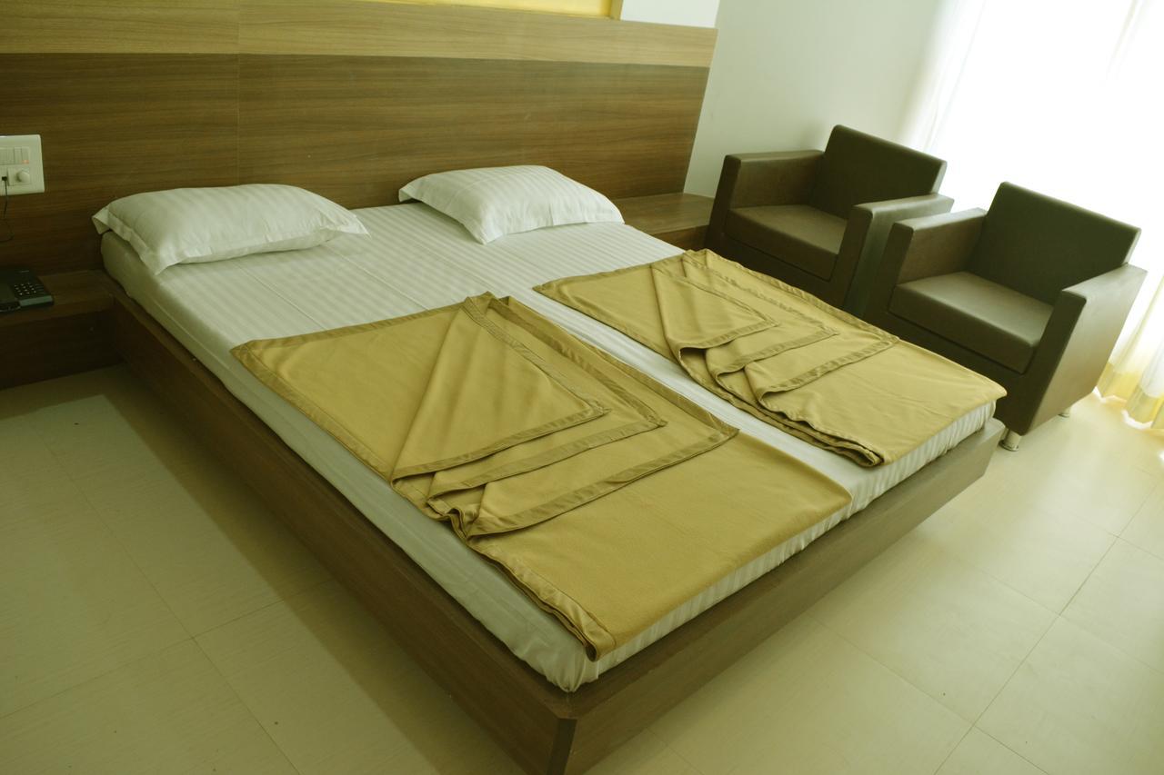 Oyo 10672 Hotel Riviera Nashik Luaran gambar