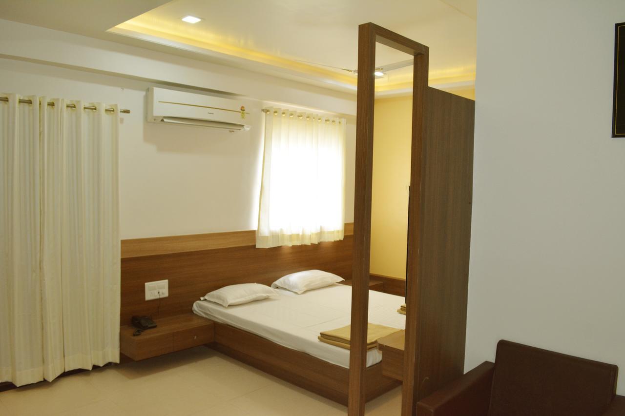 Oyo 10672 Hotel Riviera Nashik Luaran gambar