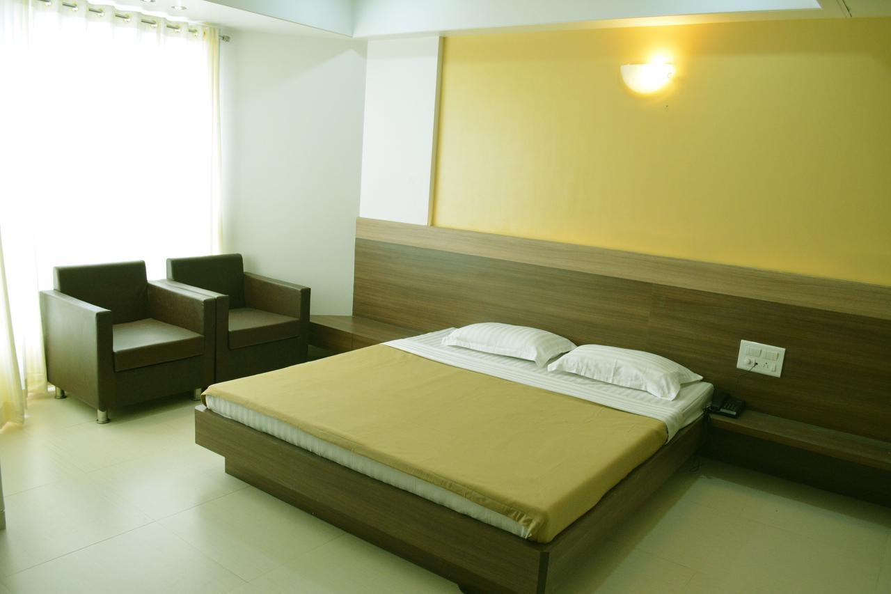 Oyo 10672 Hotel Riviera Nashik Luaran gambar