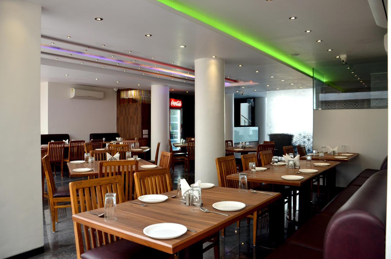 Oyo 10672 Hotel Riviera Nashik Luaran gambar