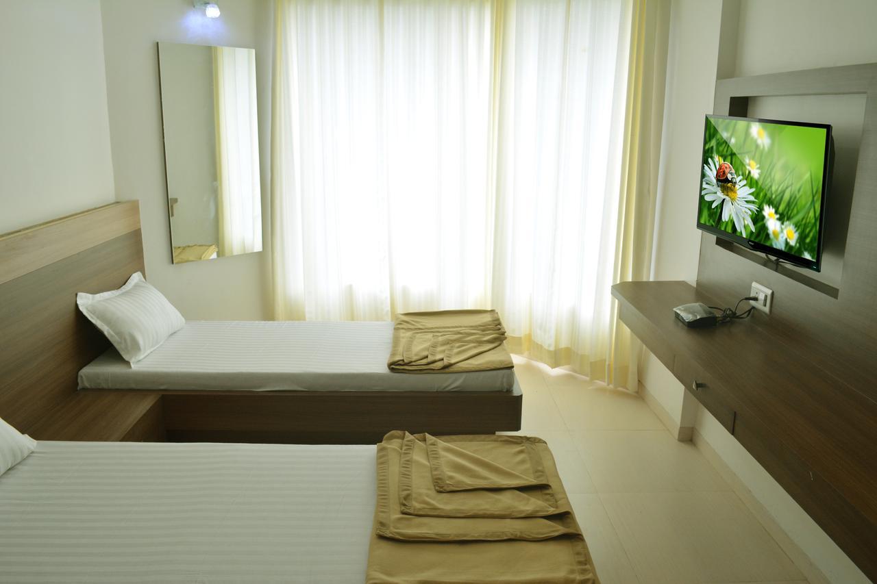 Oyo 10672 Hotel Riviera Nashik Luaran gambar
