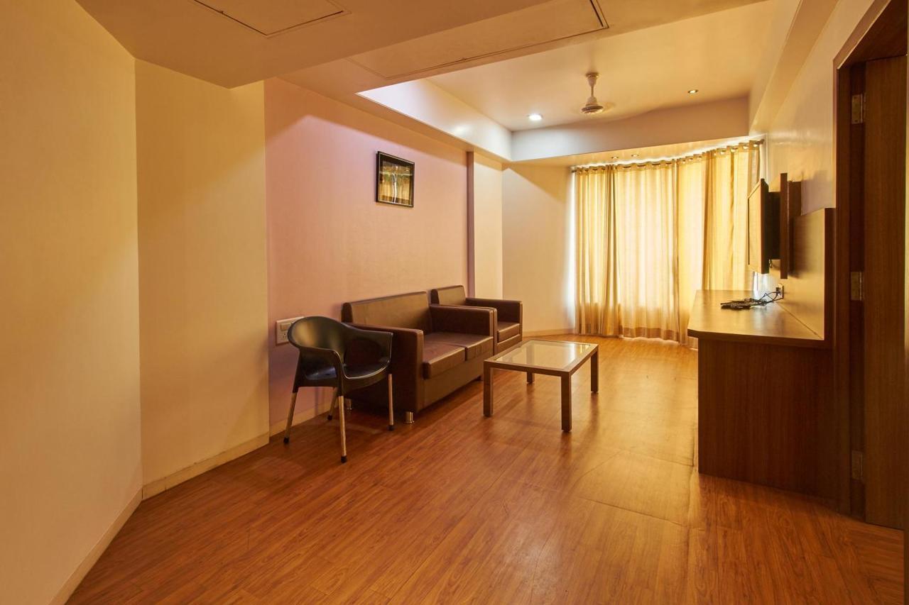 Oyo 10672 Hotel Riviera Nashik Luaran gambar