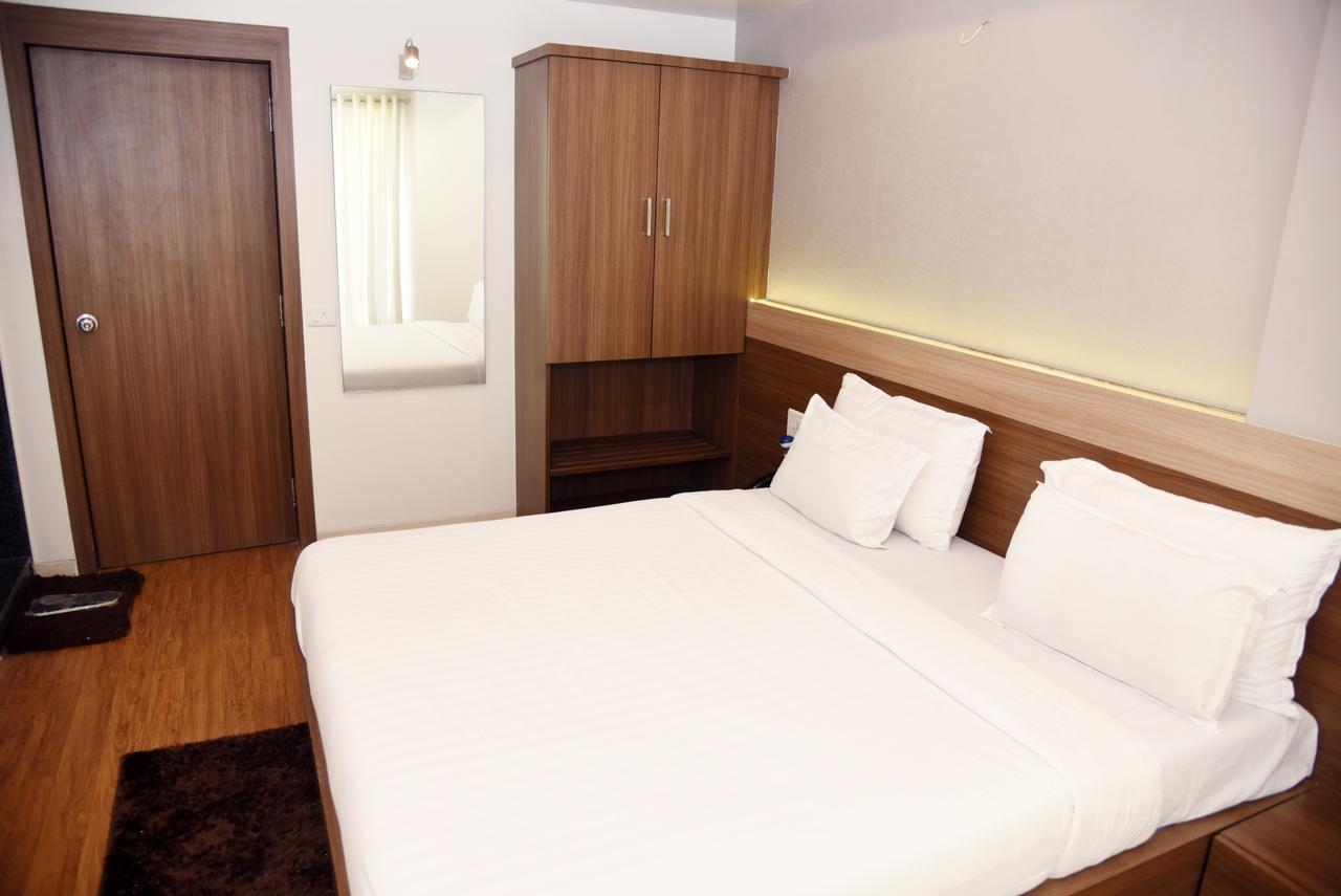 Oyo 10672 Hotel Riviera Nashik Luaran gambar