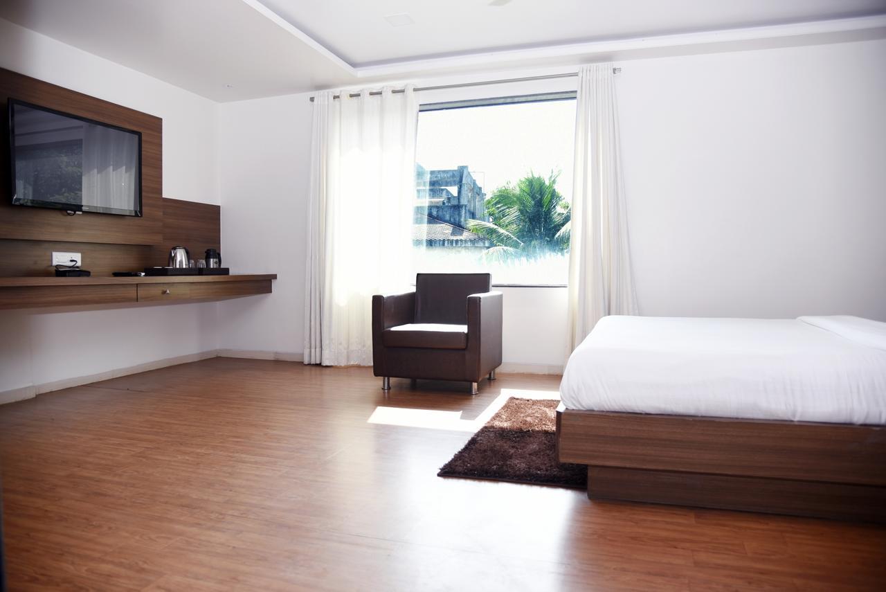 Oyo 10672 Hotel Riviera Nashik Luaran gambar