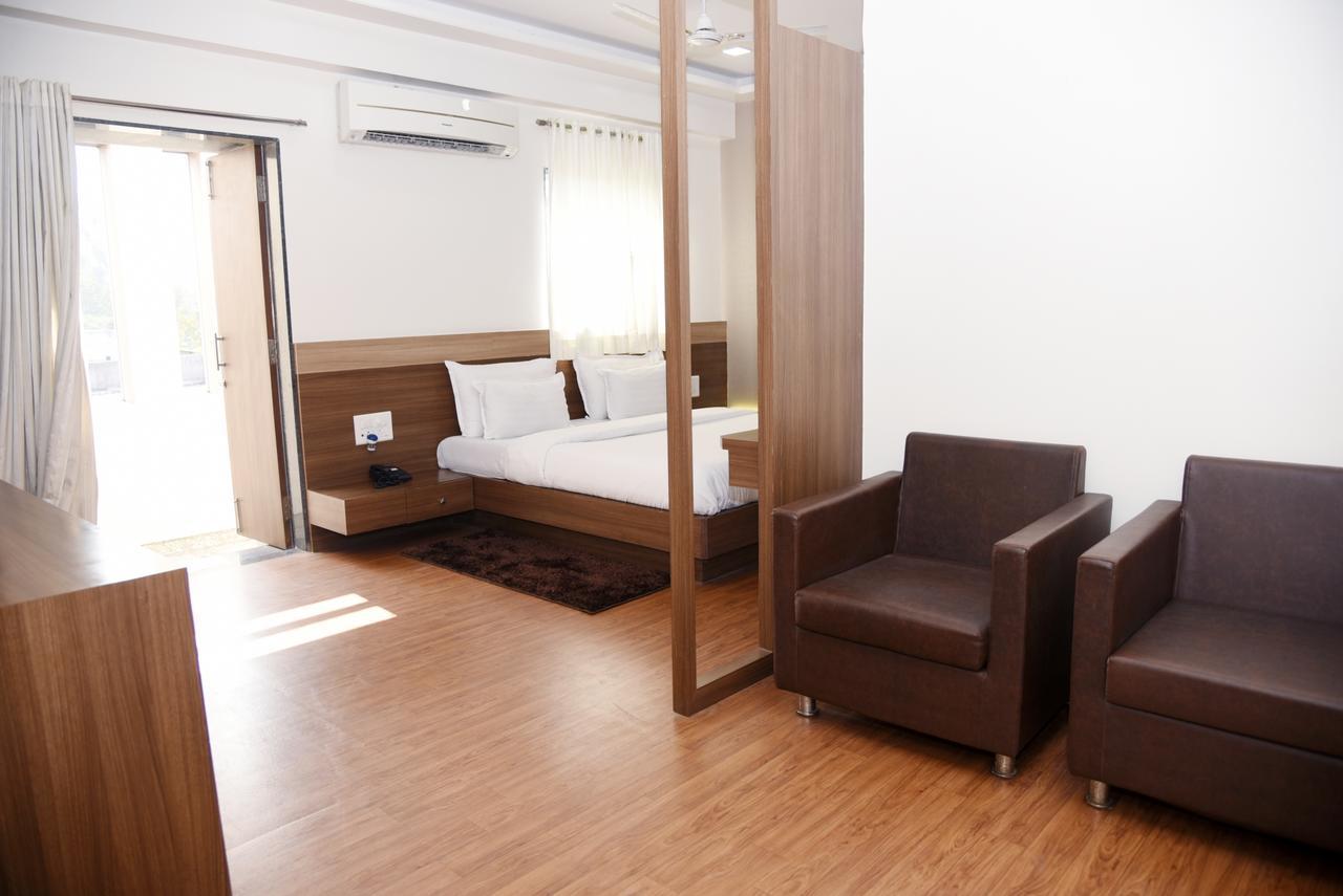 Oyo 10672 Hotel Riviera Nashik Luaran gambar