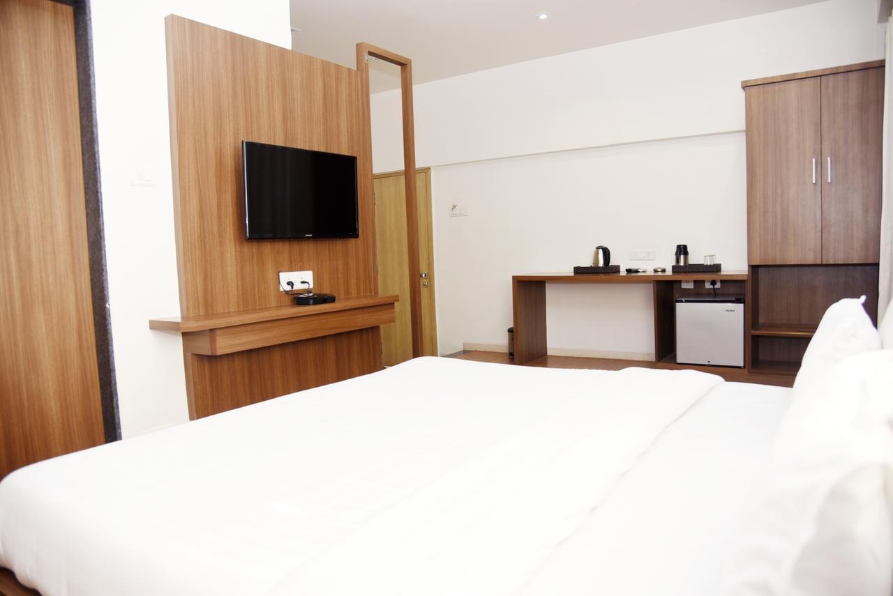 Oyo 10672 Hotel Riviera Nashik Luaran gambar