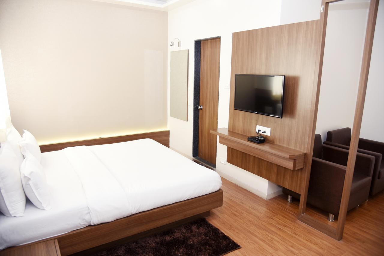 Oyo 10672 Hotel Riviera Nashik Luaran gambar